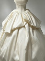 Robe de mariée bustier en satin 2026, avec décolleté cœur perlé, corsage corset, jupe plissée, couleur ivoire