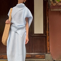 Ensemble deux pièces chic et décontracté pour femme : haut plissé asymétrique à col montant et manches courtes, et jupe longue unie pour l'été