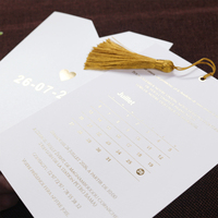 Nouvelle conception de carte d'invitation de mariage avec calendrier, pompon doré, estampage à chaud, date, cœur, invitation de mariage personnalisée, papeterie de mariage sur mesure