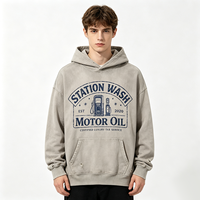 Sweat à capuche vieilli Kornit DTG, motif graphique rétro 'Fuel Pump Border Star' avec texte usé, effet déchiré sur tout le corps, poignets côtelés, style grunge