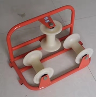 Rouleau de guidage de câble de poulie de câble à fibres optiques à triple coin