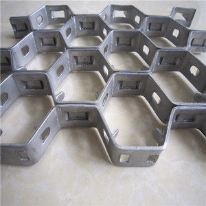 Grille hexagonale en acier AISI304 avec lances |   20 mm de hauteur x 2 mm d'épaisseur |   3'X10' |   Exportateur chinois - Product Image 4