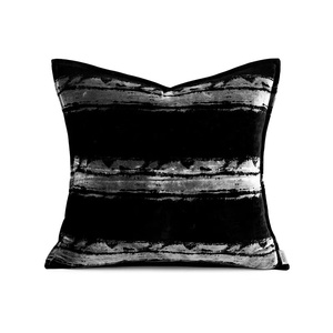 Cuscino in <span class=keywords><strong>Velluto</strong></span> <span class=keywords><strong>di</strong></span> Lusso Echo French, Cuscino da Letto in <span class=keywords><strong>Velluto</strong></span> <span class=keywords><strong>di</strong></span> <span class=keywords><strong>Seta</strong></span> Nero e Grigio <span class=keywords><strong>di</strong></span> Alta Gamma - Product Image 5