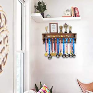 ตู้โชว์เหรียญรางวัลไม้สีน้ำตาลเข้มแบบแขวนผนัง พร้อมช่องใส่เหรียญและราวแขวนสองชั้นสำหรับเหรียญรางวัลทุกกีฬา - Product Image 4