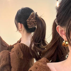 Hiver Mineur ~ Retro Hong Kong Style Rivets Flocage Shell Hairpin Automne Nouveau Grab Clip Shark Clip Elegant Headwear Hair - Product Image 3