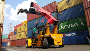Reach Stacker 45Ton CLG2450 with Good Performance and <strong>Spare</strong> <strong>Parts</strong> - Product Image 3