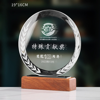 Trophée de cristal Souvenirs gravés avec logo personnalisé Design de mode moderne Trophée de la coupe de cristal Trophée de verre et récompenses