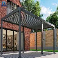 Pergola motorisée automatique en aluminium à lames orientables avec finition thermolaquée et porte coulissante en verre