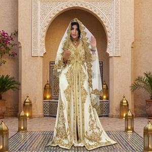 Robe de mariée blanche style algérien, ornée de perles dorées, col en V, manches longues, traîne détachable, longueur ras du sol, coupe trapèze, en polyester/coton - Product Image 3