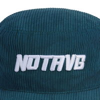 Casquette plate homme rétro en cuir vert foncé avec sangle personnalisée et logo brodé en relief, en coton doux