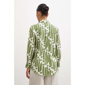 เสื้อเชิ้ตผู้หญิงสีเขียวลายโมเดิร์น ป๊อปลิน ติดกระดุม สไตล์ลำลอง - Product Image 3