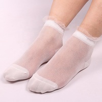 Vente en gros de chaussettes courtes pailletées à la mode chaussettes d'été en nylon fin et brillant pour femmes