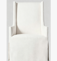 Chaise d'appoint classique avec structure robuste, surface textilée, cadre interne renforcé et assise en tissu équilibrée