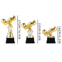 Trophée de football en plastique à prix abordable, très demandé, pour les activités ou les compétitions des clubs sportifs, souvenir