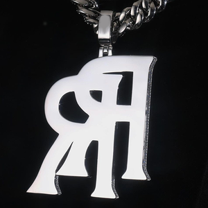 Colgante Personalizado de 3.5 Pulgadas con Letra Doble R, Moissanita VVS que Pasa la Prueba del Diamante, Estilo 'Ice Out', Chapado en Oro sobre Plata, Joyería Hip Hop - Product Image 3
