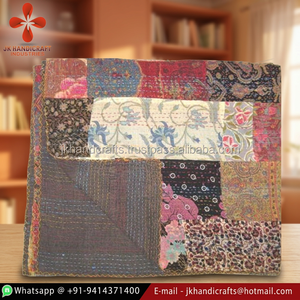 Edredón Kantha de punto de mano de retazos de diseñador vintage - Product Image 2