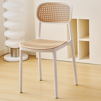 Chaises de salle à manger modernes en plastique de luxe empilables, personnalisables OEM/ODM, pour la maison, le bureau, le bar, l'appartement et la salle de bain – Vente chaude