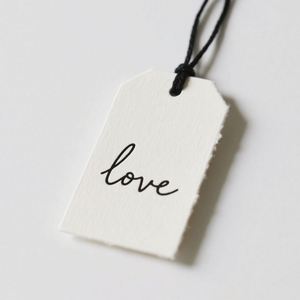 Etiquetas Colgantes Personalizadas para Ropa de Lujo, Etiquetas con Logotipo Impreso, Etiquetas Colgantes de Papel Reciclado con Cordón y Pin - Product Image 1