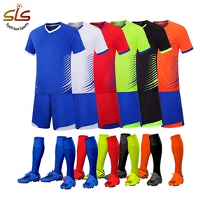 Maillot de football personnalisé avec logo brodé, impression du sponsor sur la poitrine et le dos, tissu respirant pour les équipes <span class=keywords><strong>semi</strong></span>-professionnelles - Product Image 2