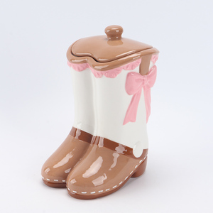 Ensemble salière et poivrière en céramique style western, en forme <span class=keywords><strong>de</strong></span> bottes et <span class=keywords><strong>de</strong></span> chapeaux, blanc avec nœuds roses et accents marron, thème <span class=keywords><strong>cowboy</strong></span> amusant pour les condiments - Product Image 6