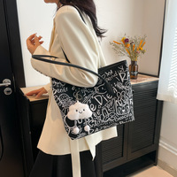 Sac fourre-tout à bandoulière en toile tendance grande capacité pour femme, avec chaînes graffiti et fermeture éclair, décontracté et distinctif pour étudiants et navetteurs