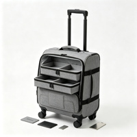 Valise à roulettes en tissu gris avec organisateur à plateaux superposés, séparateurs réglables, poignée télescopique souple et roulettes fixes verrouillables
