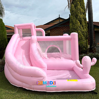 Château gonflable Macaron / rose pastel avec toboggan et piscine à balles pour jardin