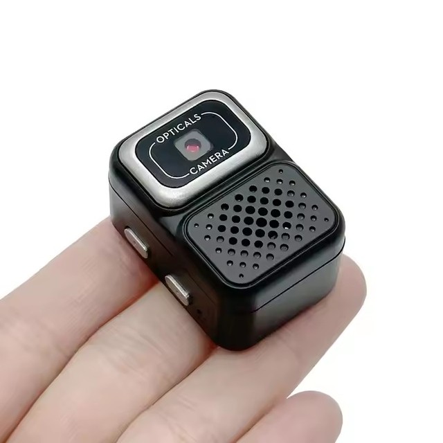 Mini Keychain Camera Retro Digital Camera Portable Pocket Video Recorder for Travel Recording Wearable Sport Action Camera