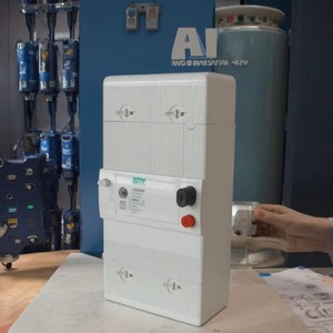 Disjoncteur <span class=keywords><strong>triphasé</strong></span> blanc JUNW PG 3P+N 4KV 50HZ, disjoncteur à boîtier moulé MCCB - Product Image 2