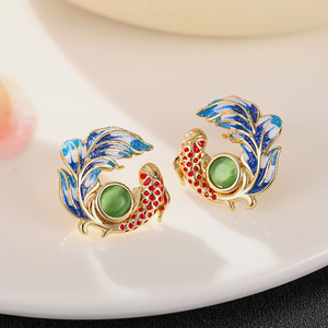 Orecchini a perno smaltati stile giada Koi da donna, gioielli vintage eleganti e alla moda - Product Image 2