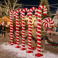 Statue géante de canne à sucre de Noël en fibre de verre pour décoration extérieure de parc et allée, accessoires de fête sur le thème du pays des bonbons, vente en gros