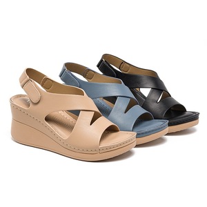 Sandales compensées noires élégantes à bout ouvert en similicuir respirant à talon moyen pour femme – Idéales pour l'été – Livraison directe - Product Image 4