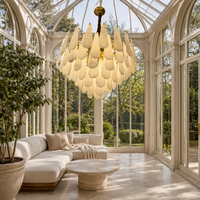 Lustre moderne en forme de goutte d'eau de style alabastro avec cadre et chaîne dorés pour salon, salle à manger, hôtel, villa