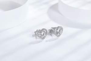 Pendientes de Plata con Moissanita en Forma de Corazón de 4mm, Colección de Joyería GRA - Product Image 2