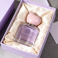 Flacon de parfum en verre transparent rond de 50 ml avec logo imprimé à l'écran et bouchon en forme de cœur, boîte cadeau en satin