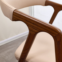 Ensemble table et chaises de salle à manger en bois massif de style nordique avec pieds en bois recyclé pour les intérieurs rustiques modernes