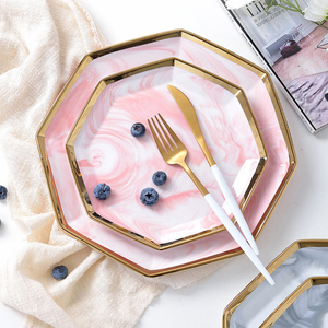 Vaisselle en porcelaine rose et grise <span class=keywords><strong>de</strong></span> <span class=keywords><strong>marbre</strong></span> <span class=keywords><strong>de</strong></span> bords et <span class=keywords><strong>de</strong></span> coins nordiques en gros avec la jante d'or - Product Image 4