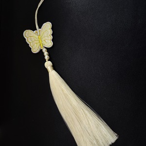 Adorno Tradicional Coreano Norigae, Diseño Bordado a Mano, Hermoso Borla de Seda con Detalle de Perla y Nudo Decorativo - Product Image 4