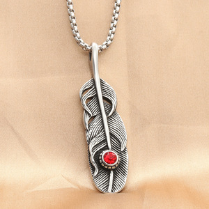 Collar con Colgante de Pluma de Acero Inoxidable con Diamantes de Imitación Rojos, Joyería de Estilo Punk para Hombre - Product Image 2