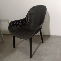 Fauteuil minimaliste en plastique perforé |   Vert clair pour les espaces domestiques et commerciaux