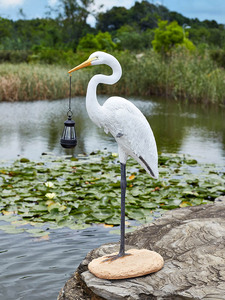 Statue d'extérieur grande grue en résine Heron avec <span class=keywords><strong>lanterne</strong></span> solaire, art de jardin en fibre de verre en forme d'hibou pour la décoration extérieure de jardin et de bassin - Product Image 4