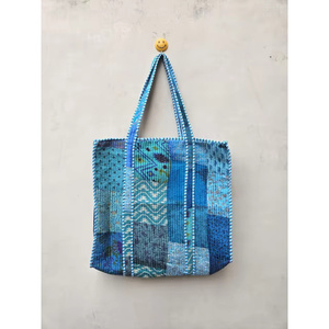 Sac fourre-tout en soie matelassé vintage fait main indien, style bohème unique, sac attrayant pour transporter les essentiels pour l'été - Product Image 1
