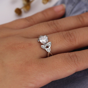 Anillo de Cristal con Patrón Calado en Tono Rosa para Mujer, Elegante Accesorio de Moda para Uso Diario y Fiestas - Product Image 4