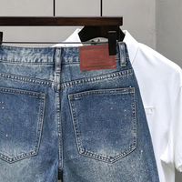 Shorts en jean personnalisés pour hommes et femmes, fabricant OEM ODM, bleu clair délavé avec motif éclatant en strass, commandes en gros