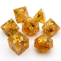 Set Dadu Resin DND Tepi Tajam Desain Lebah Bunga Huruf Emas 7 Buah untuk Permainan Peran Dungeons Dragons-L22