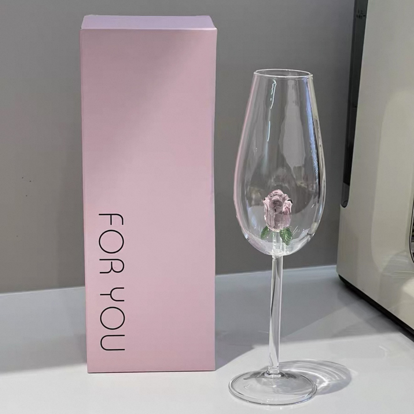Copa de vino espumoso con flor de rosa - botella individual