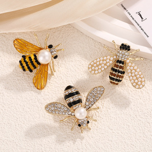 Broche en alliage d'abeille avec zircon et perle, épingle de mode pour femme, idéale pour les soirées - Product Image 2