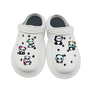 Chaussures <span class=keywords><strong>de</strong></span> sabot <span class=keywords><strong>de</strong></span> <span class=keywords><strong>jardin</strong></span> en PVC sur le thème du panda du fabricant en caoutchouc souple avec <span class=keywords><strong>de</strong></span> charmantes breloques <span class=keywords><strong>de</strong></span> sabots - Product Image 3
