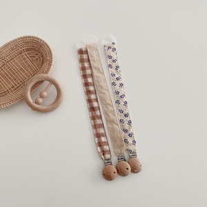 Vendita calda fatta a mano in cotone organico in legno massaggiagengive floreale portacuccio con catena a Clip per neonati - Product Image 3