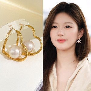 Nouvelles boucles d'oreilles pendantes tendance en forme de fleur pour femmes coréennes, plaquées or 14 carats, en alliage de zinc, imitation perle, cadeau de bijoux - Product Image 2